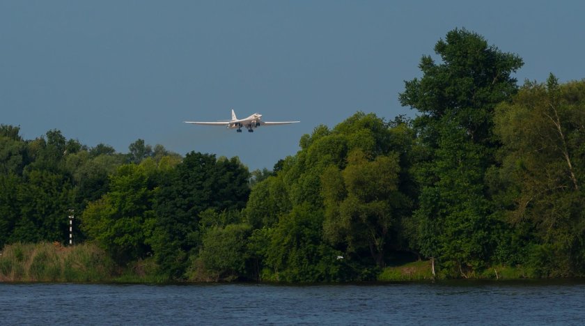 Самолет над лесом