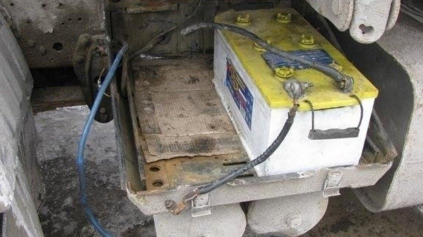 КАМАЗ 65115 аккумуляторный отсек