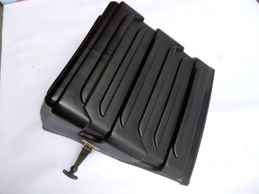 53205-3703158 Крышка АКБ