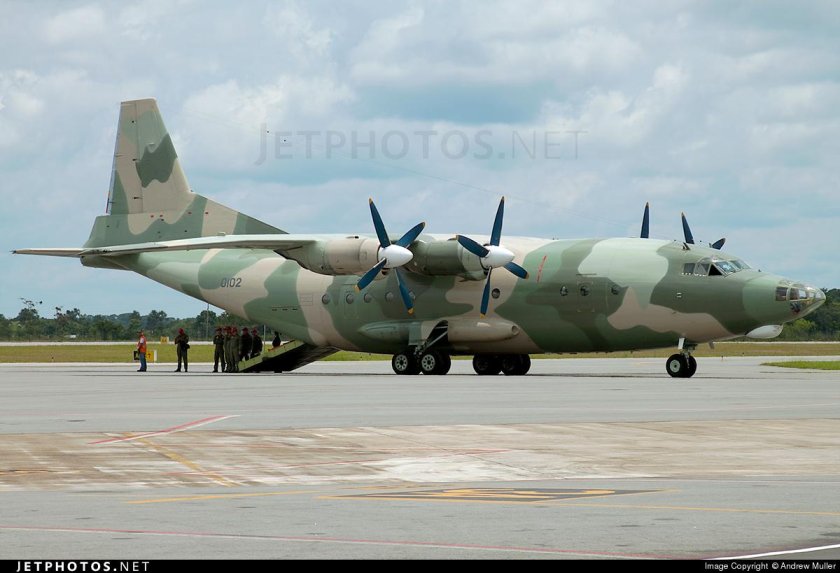 Shaanxi y-8 самолет