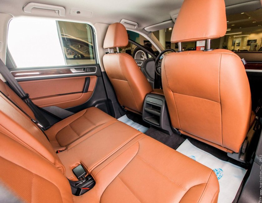 Салон Туарег 2008 сзади