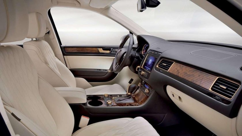 Volkswagen Touareg 2022 белый салон