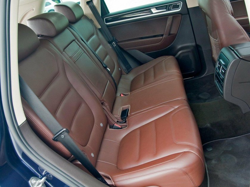 Салон Туарег 2008 сзади