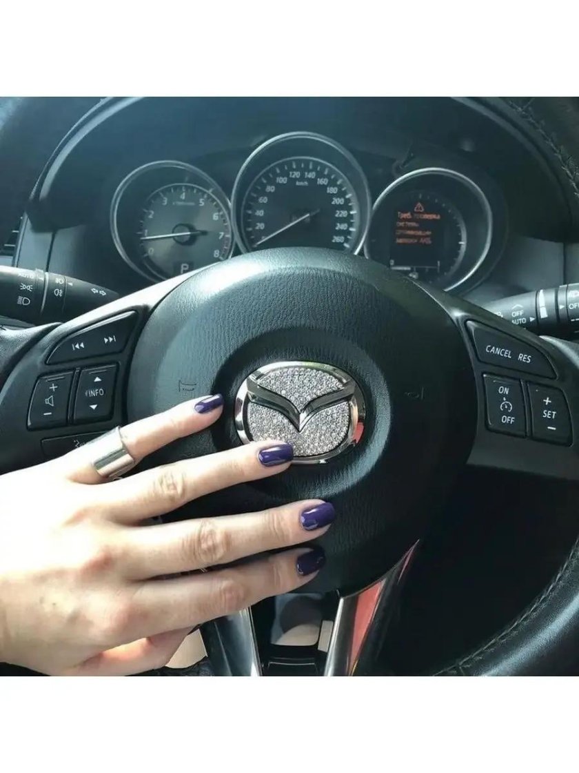 Красивый маникюр на руле