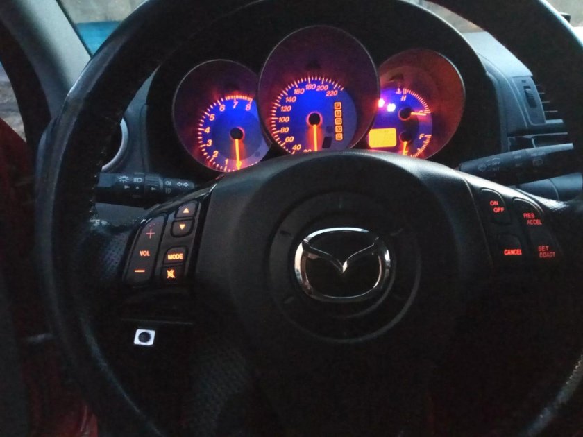 Мазда 3 2014 салон ночью