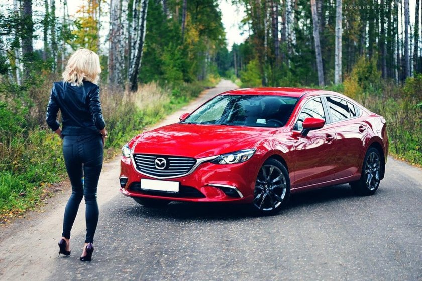 Девушка на красной мазде