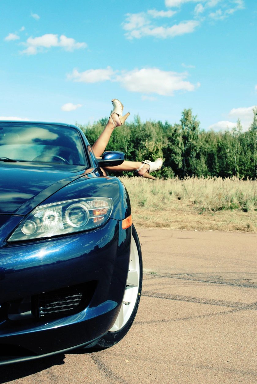 Девушка около машины