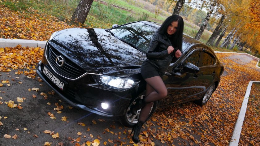 Девушка и Мазда