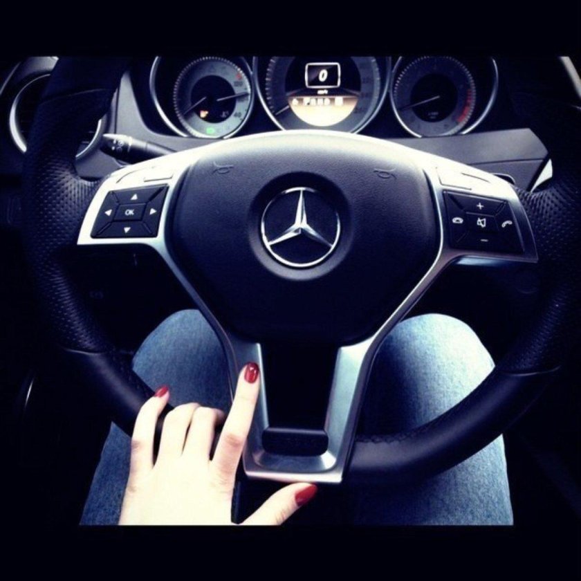 Девушка за рулем Мерседеса