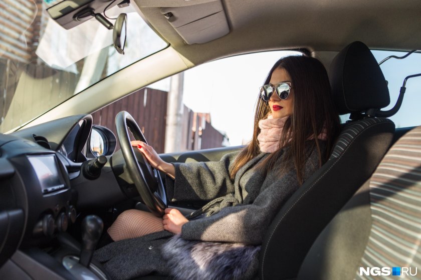 Девушка за рулем