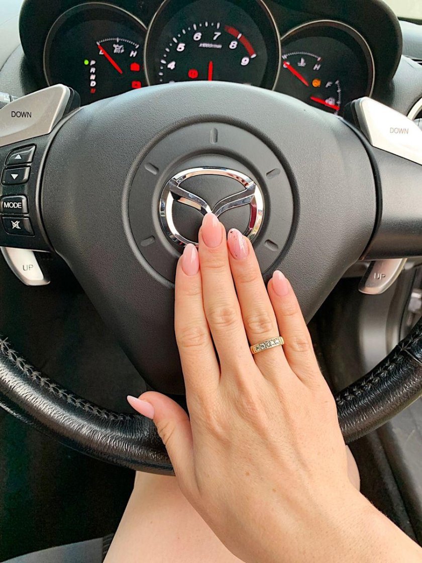 Женские руки на руле