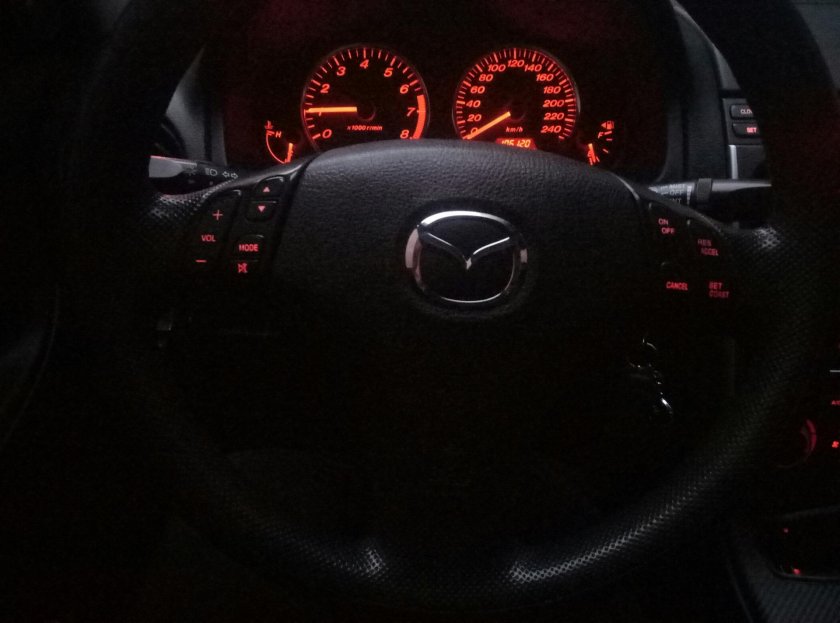 Женские руки на руле мазды