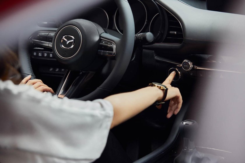 Девушка за рулем Mazda