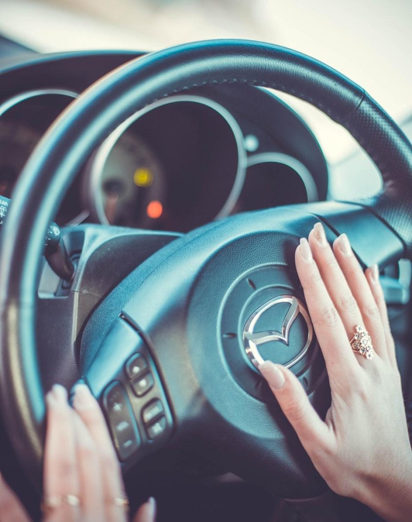 Девушка за рулем