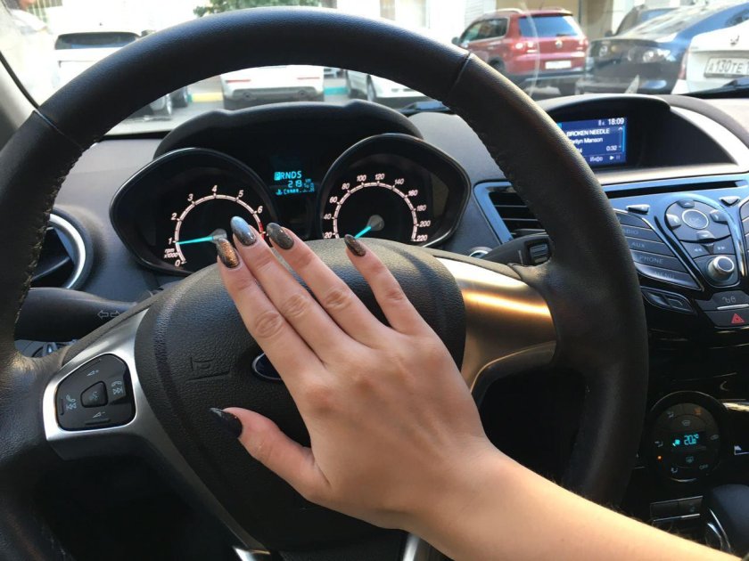 Девушка за рулем Фольксвагена