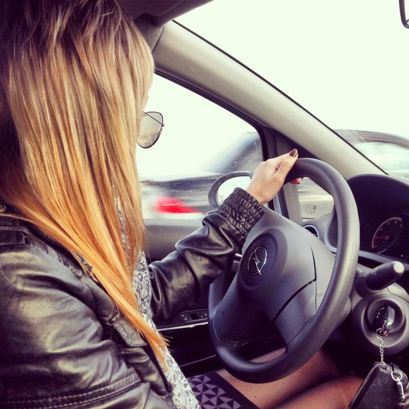 Девушка за рулем