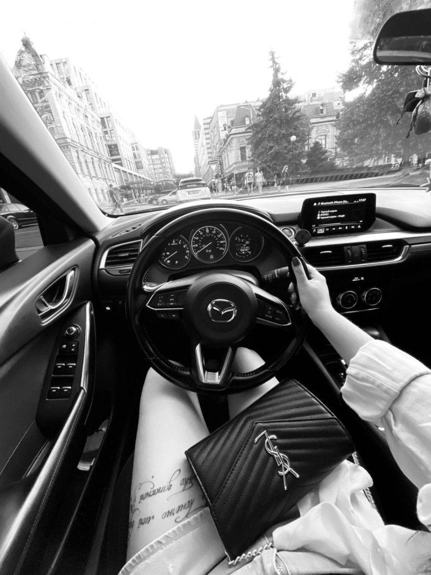 Мужская рука на руле с часами