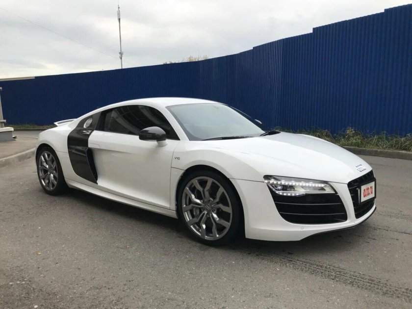 Audi спорткар r8