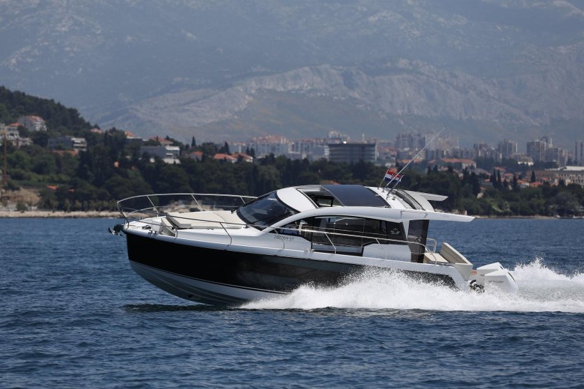 Sealine c335