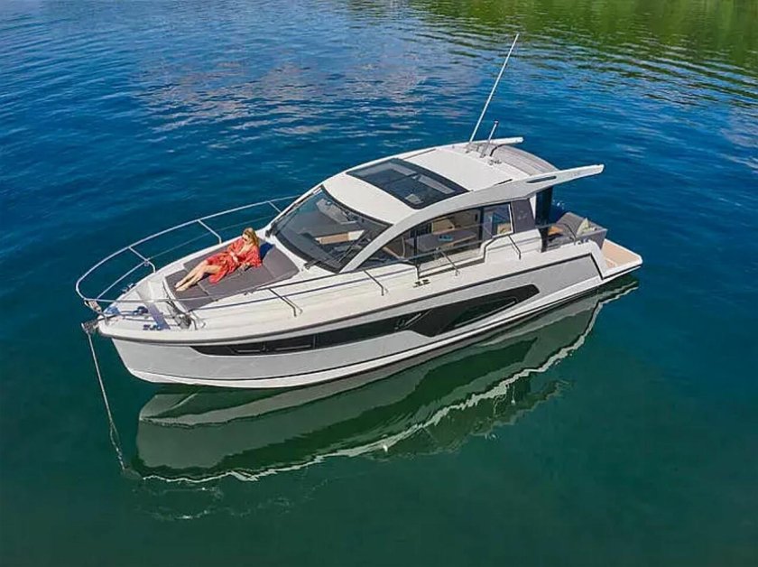 Моторная яхта