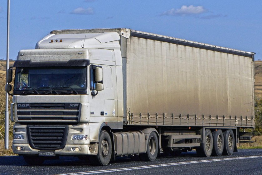 DAF XF 106 С шторным полуприцепом