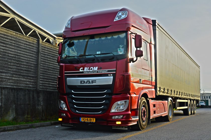 Daf xf 106 красный