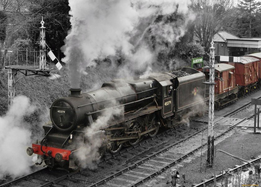 Паровоз на рельсах