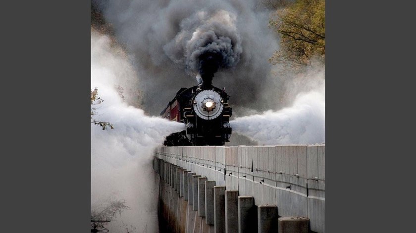 Паровоз на мосту