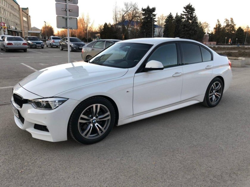 БМВ 320i белая