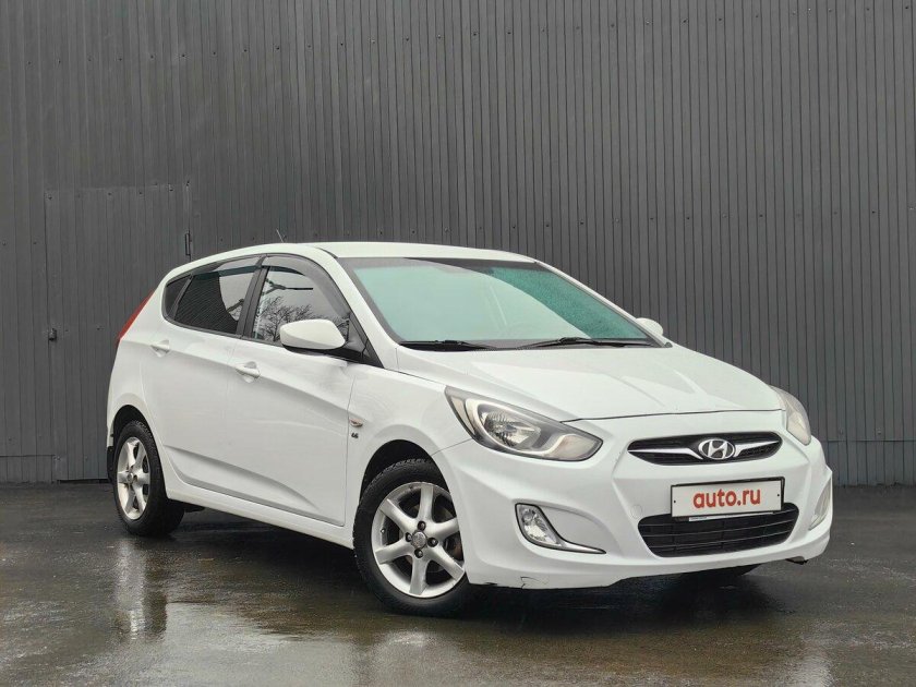 Hyundai Solaris 2012 1.6 at серебристый хэтчбек