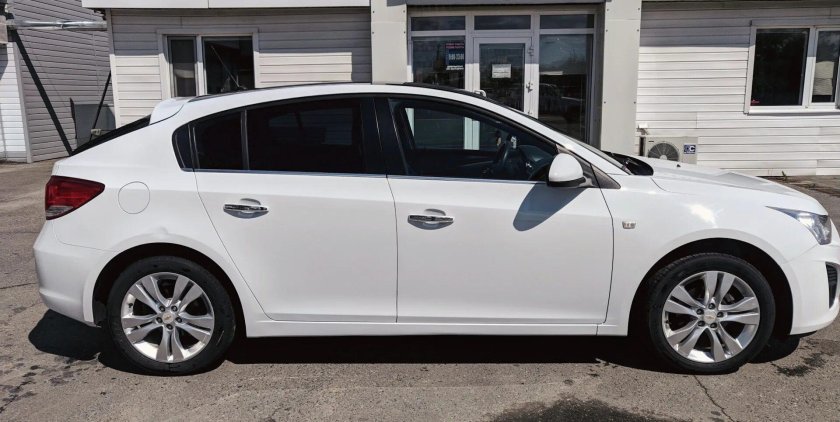 Шевроле Круз хэтчбек белый