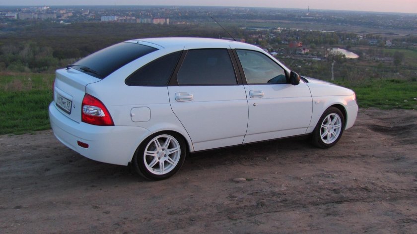 Лада Приора хэтчбек белая