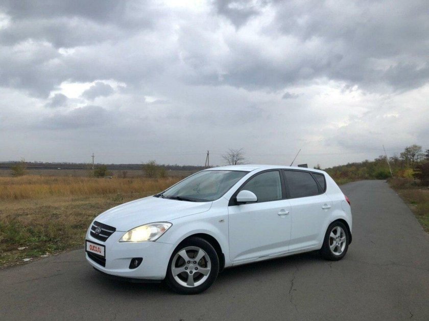 Киа хэтчбек белая