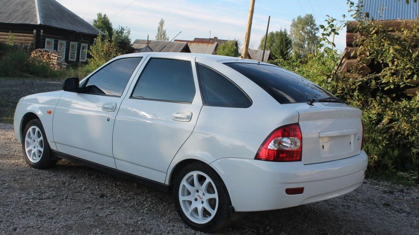 Lada Priora хэтчбек белая