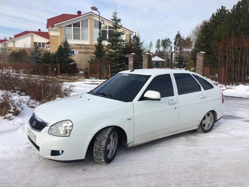 Лада Приора 2 хэтчбек белая