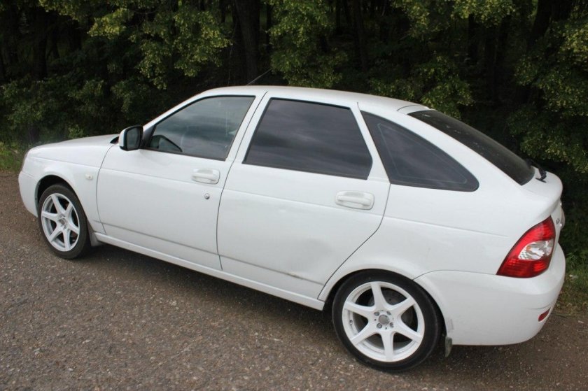 Лада Приора 2 хэтчбек белая