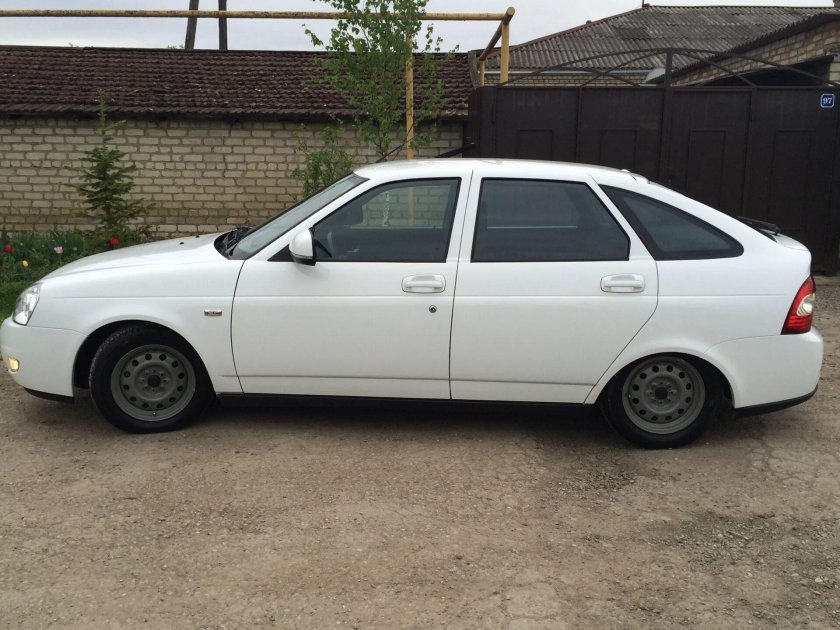 Лада Приора белая на болотных штампах