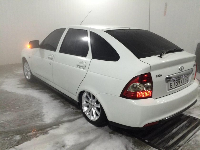 Лада Приора хэтчбек белая