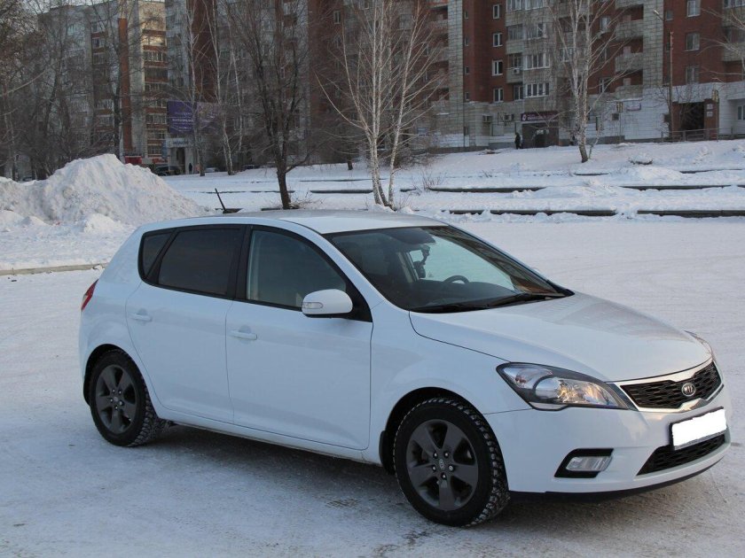 Kia Ceed (2010) белый