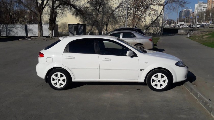 Шевроле Лачетти хэтчбек белая