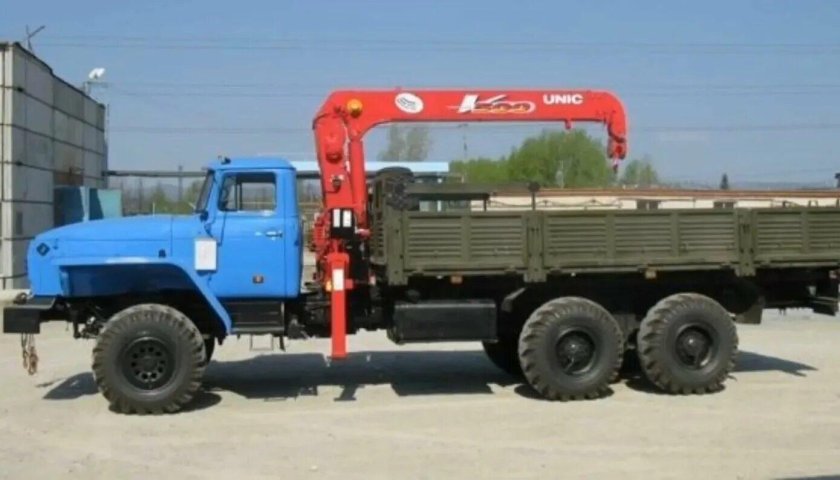 Урал 4320 бортовой с манипулятором