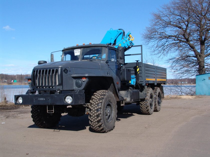 Урал 4320 бортовой с манипулятором