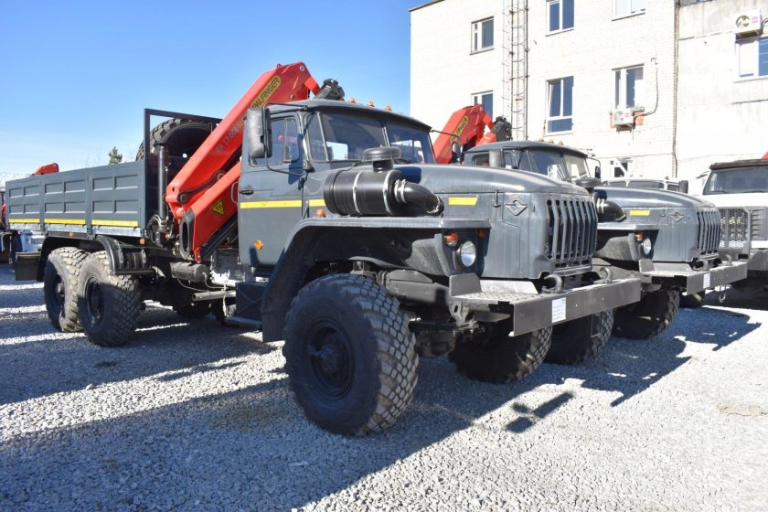 Урал 73945 бортовой с кму