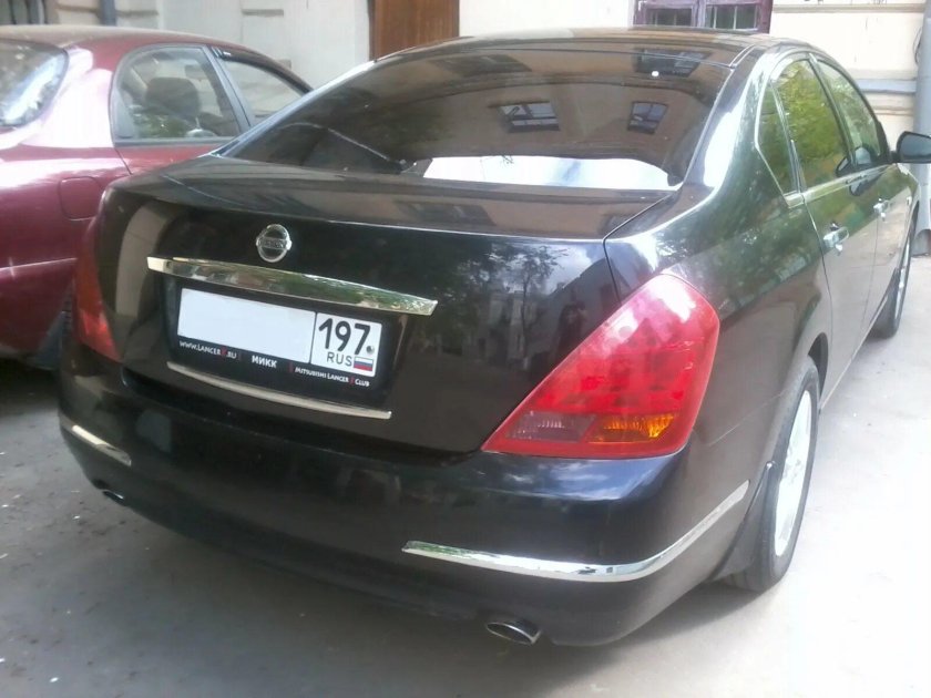 Ниссан Теана сзади