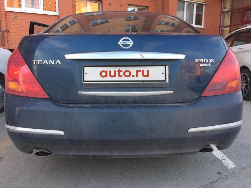 Ниссан Теана вид сзади