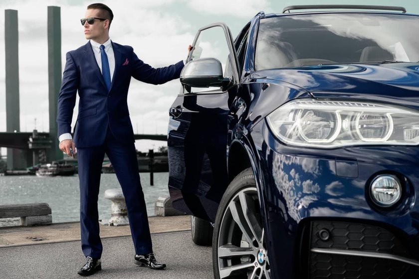 Бизнесмен возле машины