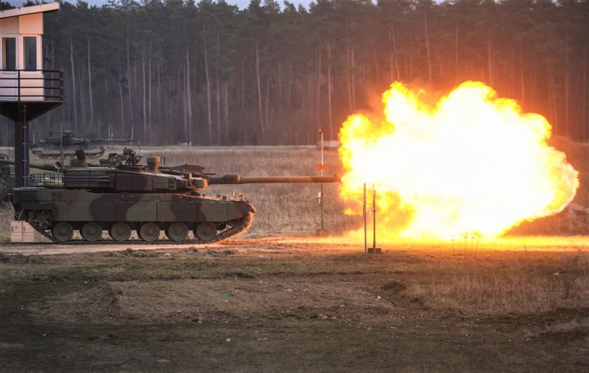 Танк стреляет