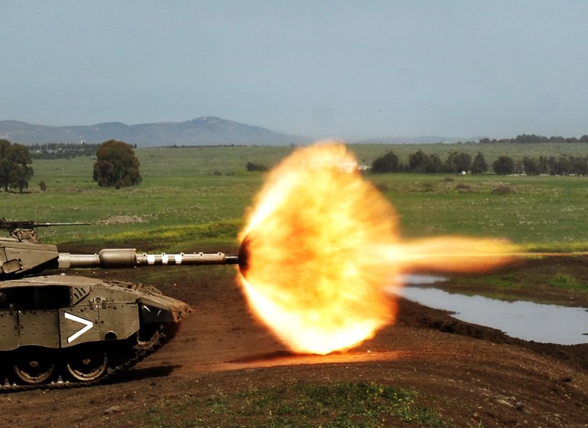 Танк стреляет