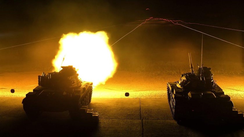 Танк стреляет