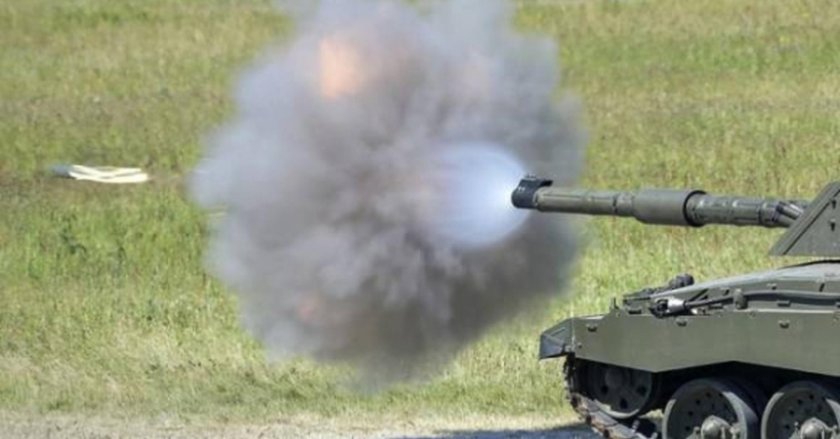 Танк стреляет